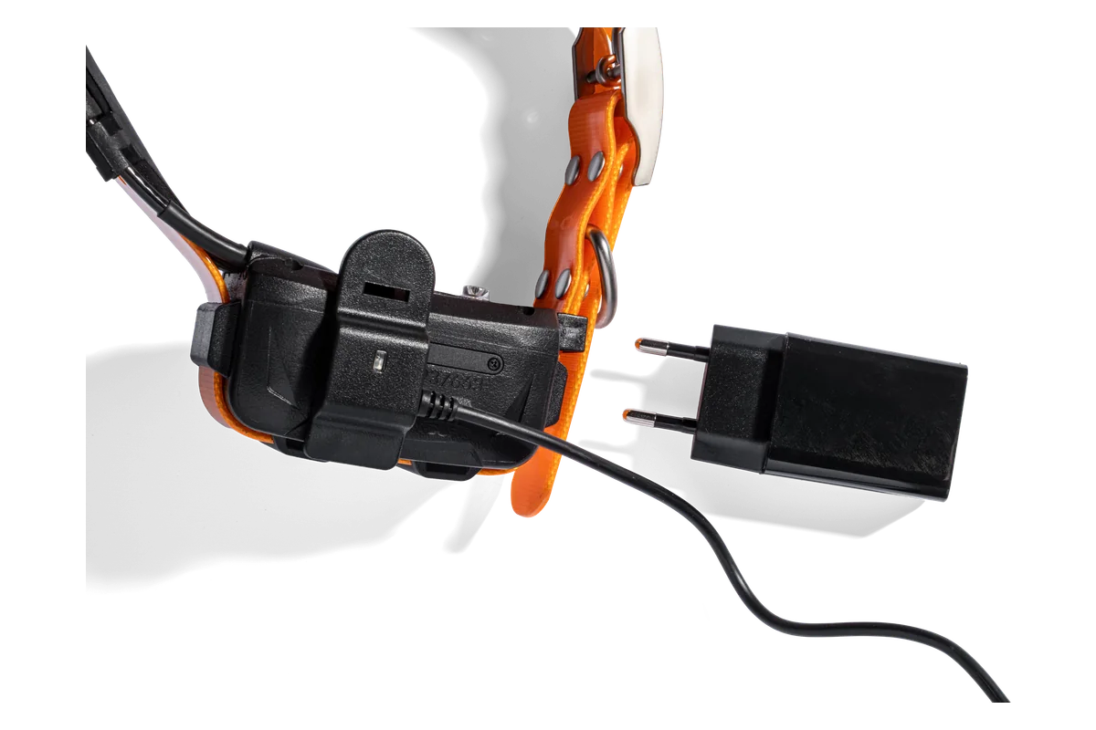 Die LOCIT Ladeklemme mit USB-Kabel und Netzteil neben dem Halsband